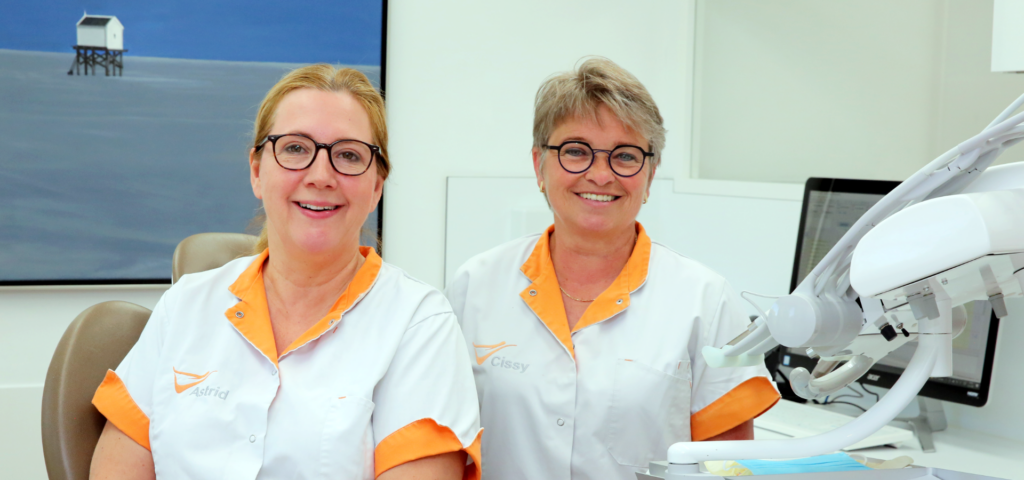 Mondhygiënisten Astrid van Heeringen en Cissy Aalbers in de praktijk in Tiel
