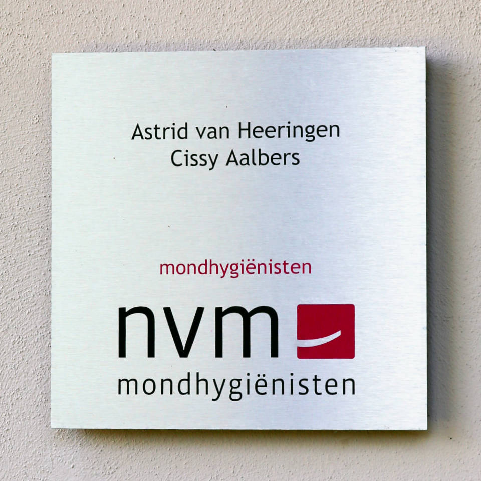 Naambordje van Astrid en Cissy met het logo van de NVM-mondhygiënisten